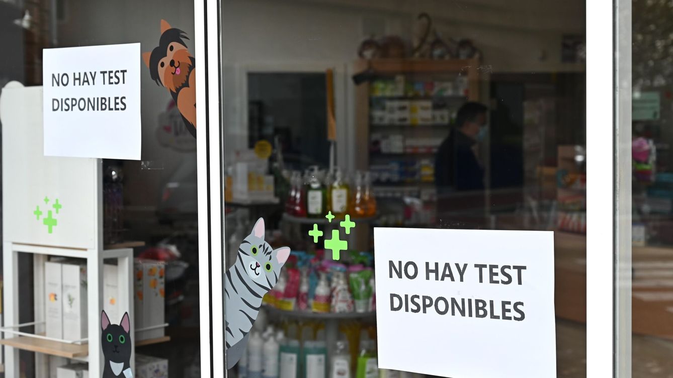 Foto: Carteles en farmacias de Madrid durante la pasada Navidad, cuando se agotaron los test de antígenos. (EFE/Fernando Villar)