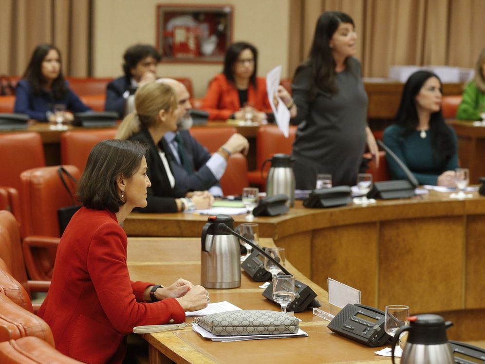 Foto: La ministra Maroto, en primer plano. A la derecha, Macarena Olona, en mitad de la polémica. (EFE)