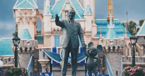 Foto: Walt Disney sosteniendo la mano de Mickey Mouse. (Travis Gergen para Unsplash)