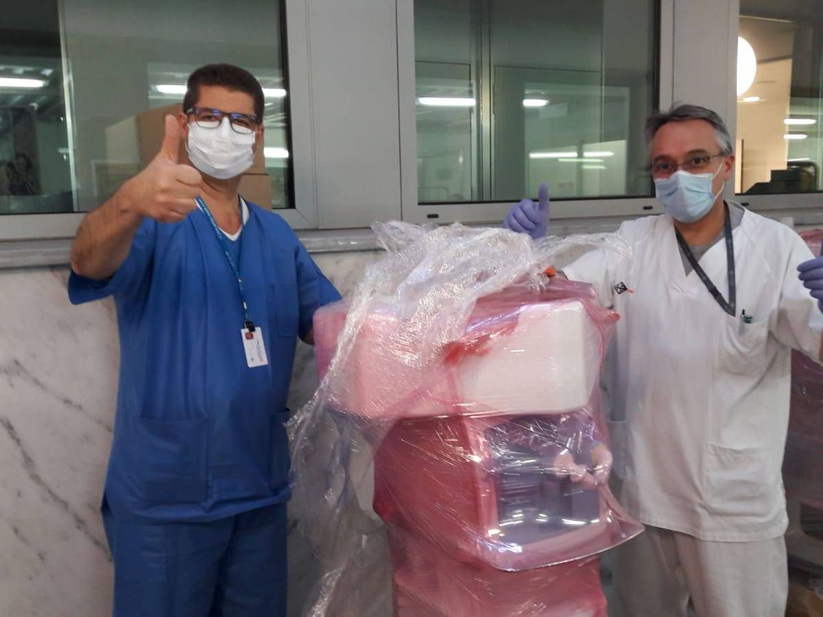 Foto: Trabajadores sanitarios de Cataluña agradecen la donación de respiradores. (EFE)
