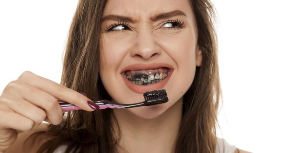 Foto: ¿Carbón activado para unos dientes blancos? (Foto: iStock)