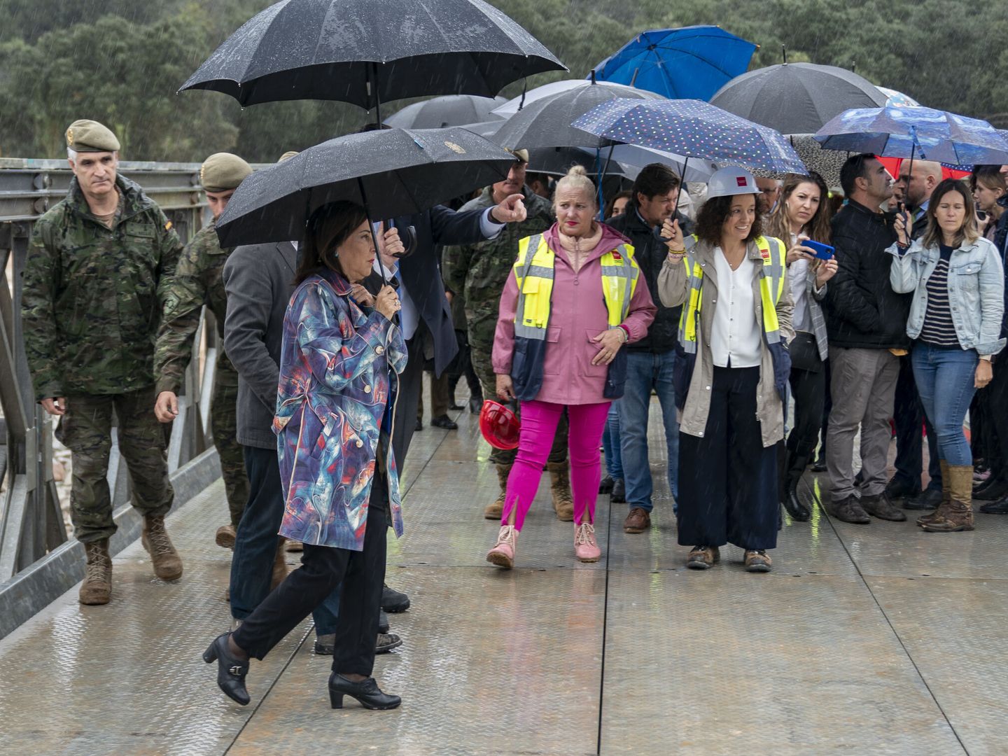 Margarita Robles visitaba hace menos de un mes el puente instalado provisionalmente por los militares. (Europa Press/Pérez Meca)