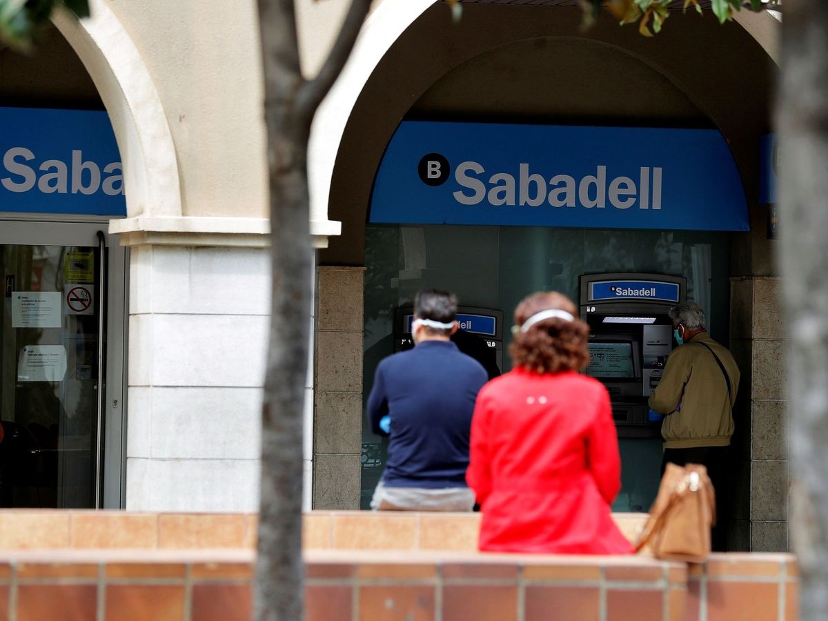 Foto: Oficina de Banco Sabadell, durante el confinamiento. (EFE)