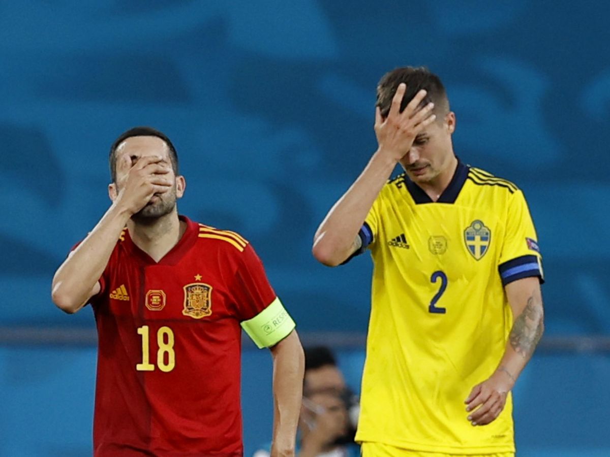 Foto: Jordi Alba y Lustig se lamentan en el España-Suecia. (Reuters)