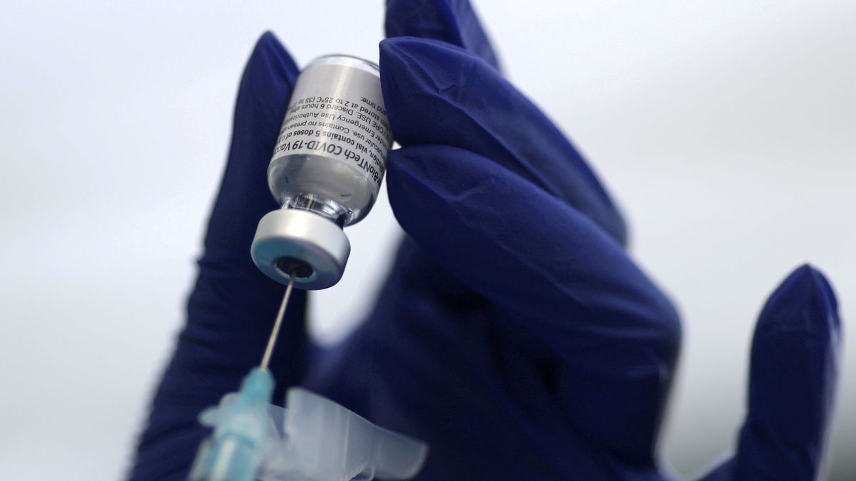 La UE, "preparada" en el caso de que sea necesaria una 3ª dosis de la vacuna de Pfizer