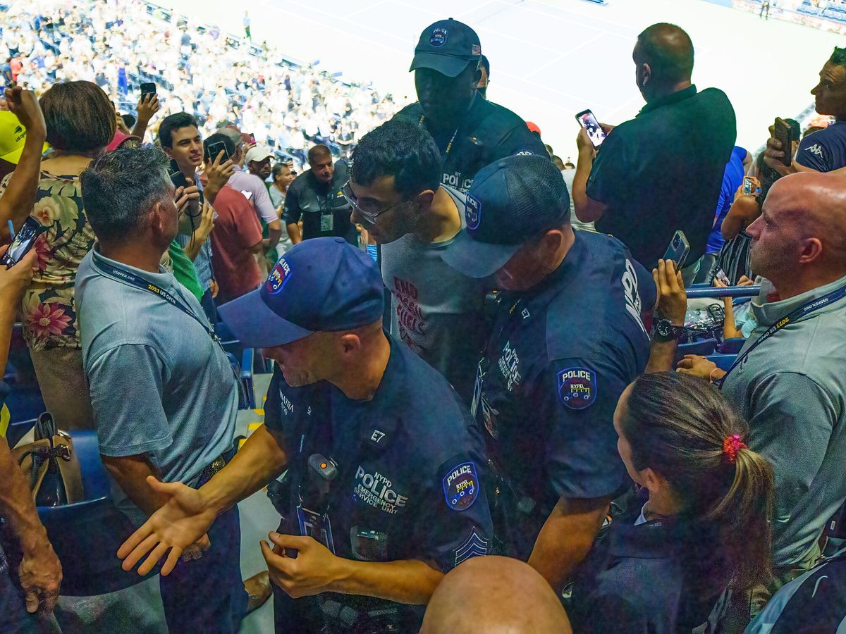 Foto: La policía saca del recinto a uno de los manifestantes durante el partido entre Gauff y Muchova. (EFE/EPA/WILL OLIVER).
