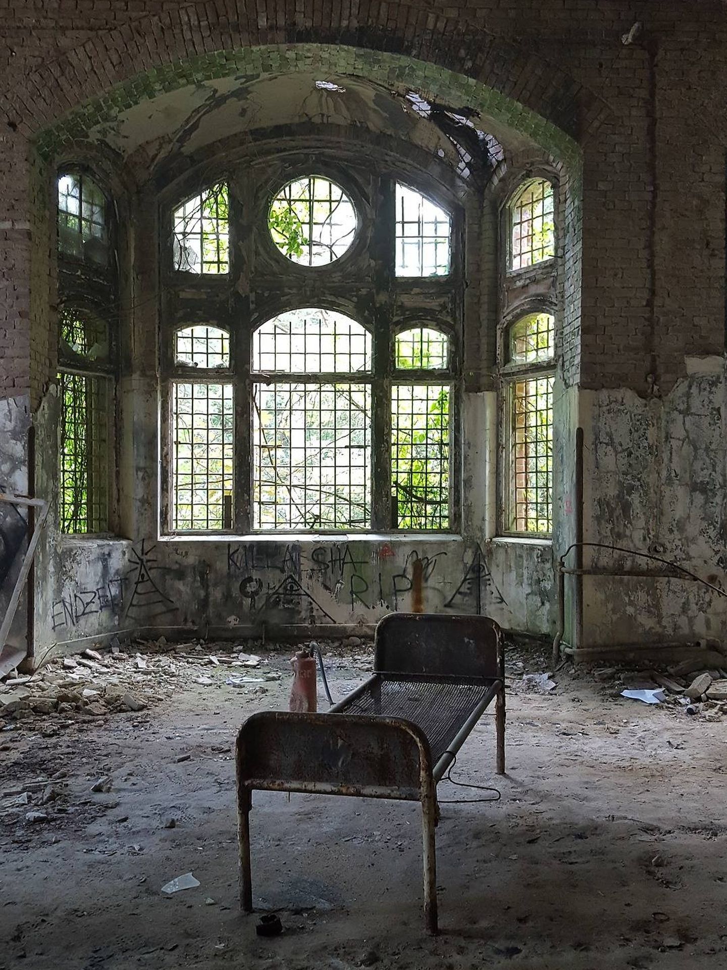 Interior de una de las habitaciones abandonadas del sanatorio de Beelitz Heilstätten.