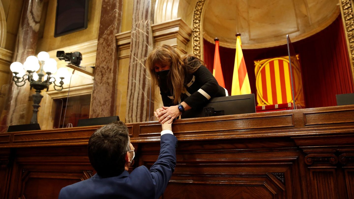 El vicepresidente de la Generalitat, Jordi Puignerò, conversa con la presidenta del Parlament, Laura Borràs. (EFE/Toni Albir)