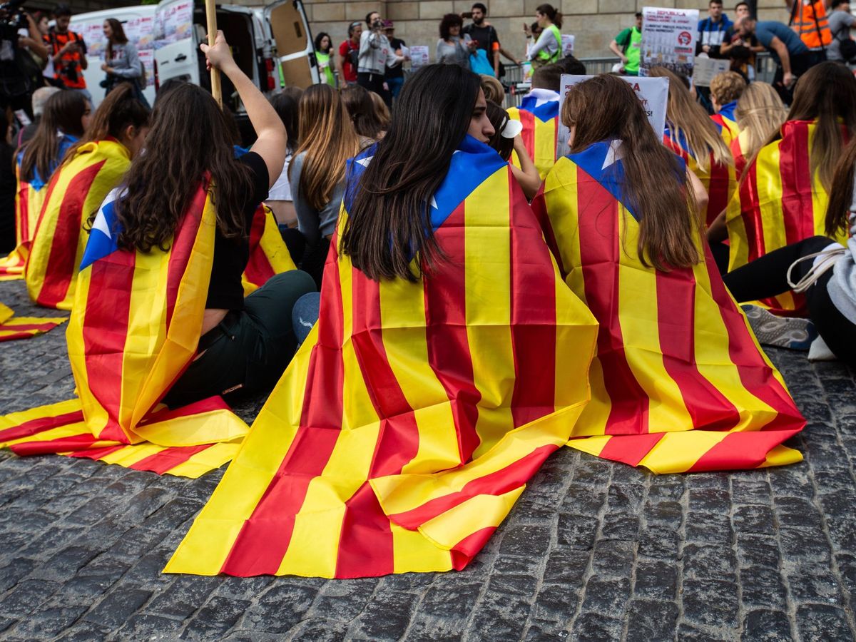 Foto: Casi medio millar de estudiantes se manifestaron ayer en Barcelona en protesta por la sentencia del procés. (EFE)