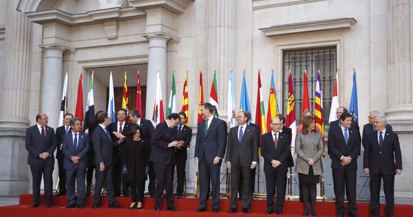 Foto: Felipe VI, poco antes de la fotografía de familia de los asistentes a la VI Conferencia de Presidentes en enero de 2017. (EFE)