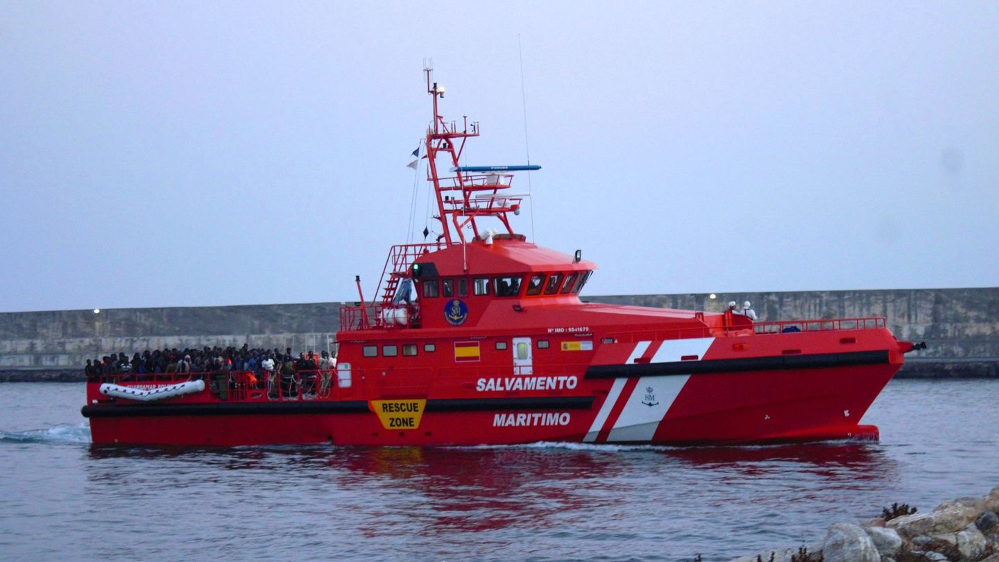 Llegada al puerto de Motril de 153 inmigrantes que fueron rescatados por Salvamento Marítimo. (EFE)