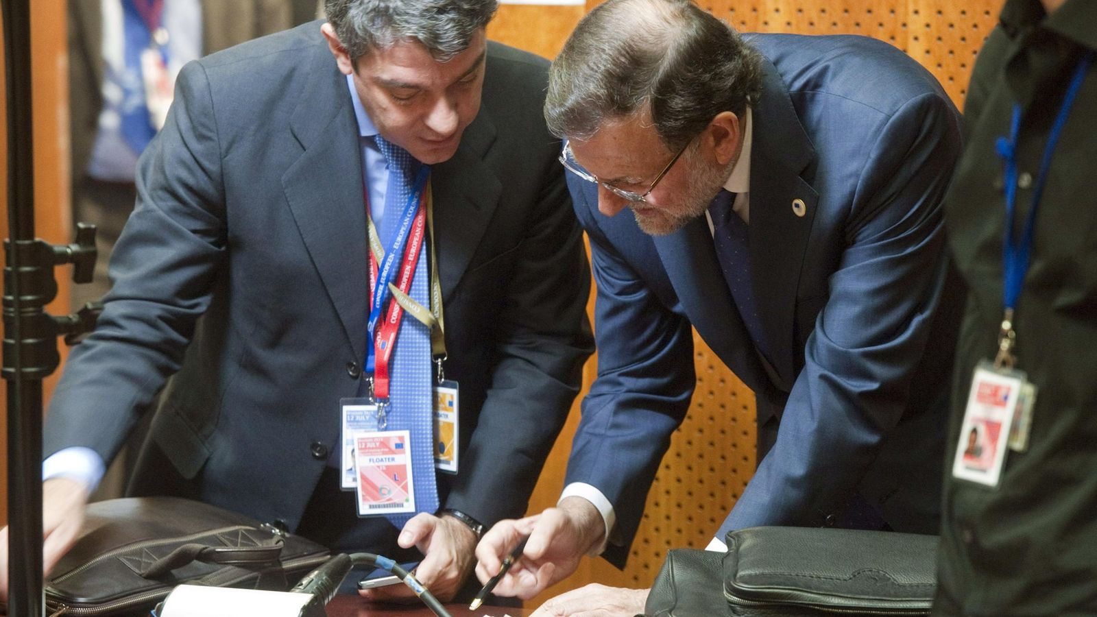 Foto: El ministro de Energía, Álvaro Nadal, junto con el presidente del Gobierno, Mariano Rajoy. (EFE)