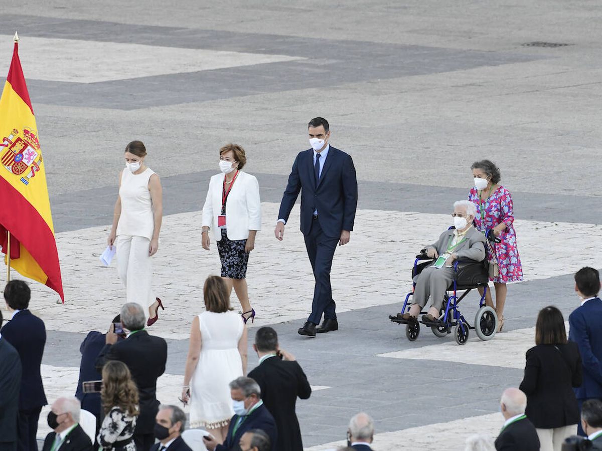 Foto: El presidente del Gobierno, con algunas de las personas que han asistido al homenaje y la primera vacunada de España por el covid-19. (LP)