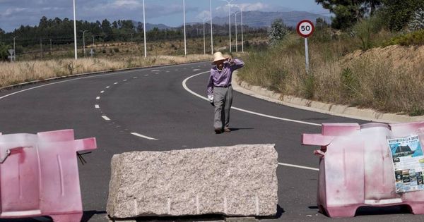 Foto: Uno de los antiguos propietarios de los terrenos pasea por la autovía que atraviesa la Plisan. (Anxo Iglesias)