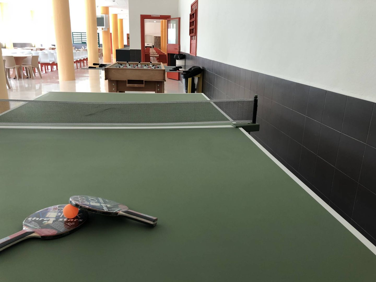 Ping-pong y futbolín, en el comedor. (Agustín Rivera)