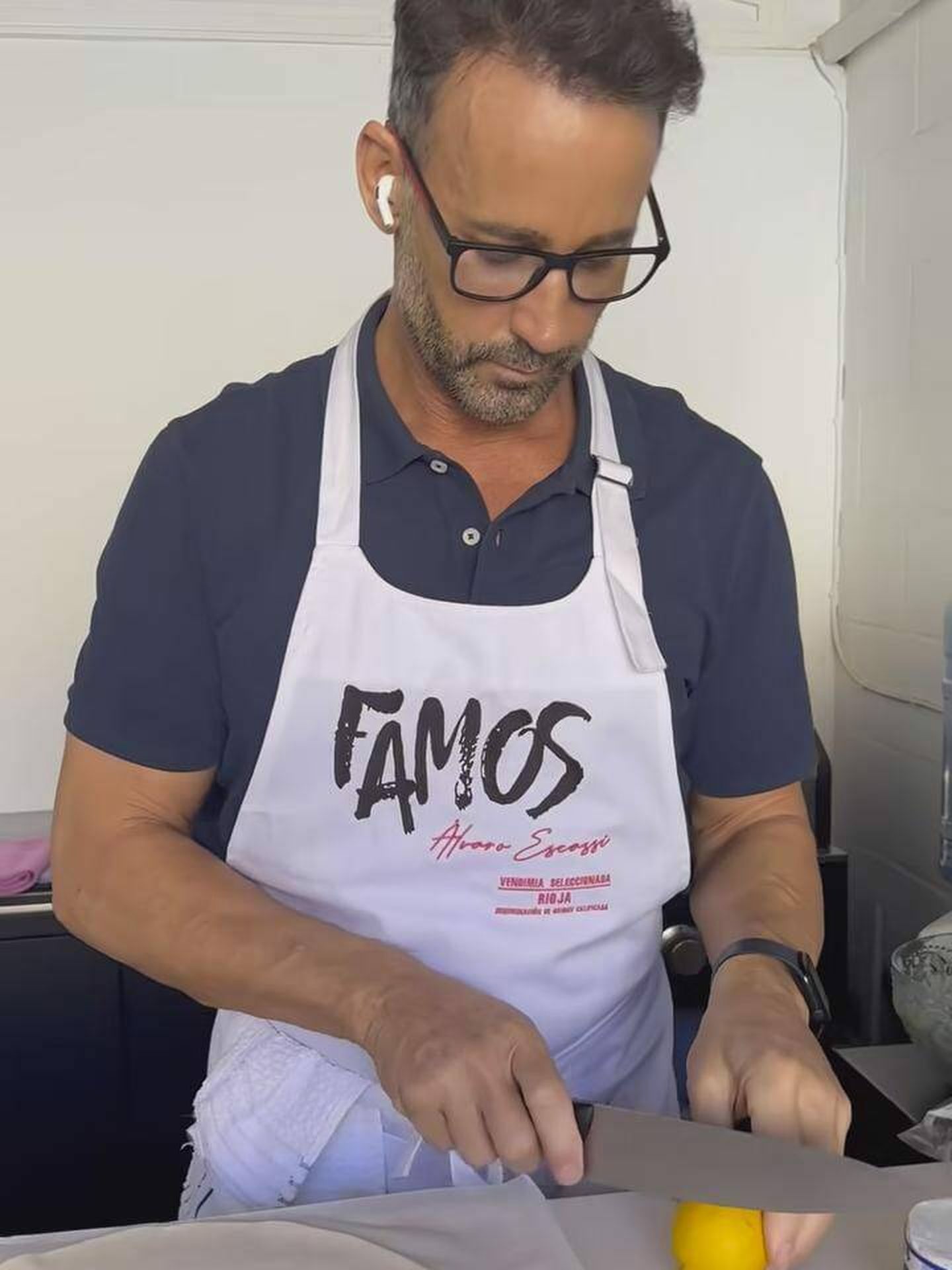 Álvaro Muñoz Escassi ejerce de chef para el grupo de amigos con el que comparte plan. (Instagram/@mariajosesuarezoficial)