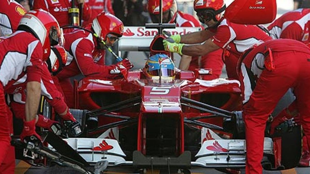 Fernando Alonso y Ferrari, con el casco, el pico y la pala en 2012