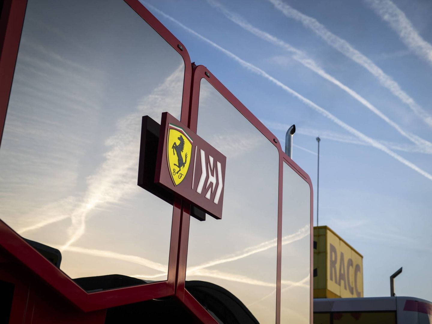 Imagen exterior del 'motorhome' de Ferrari en los test de pretemporada de Montmeló. (Imago)