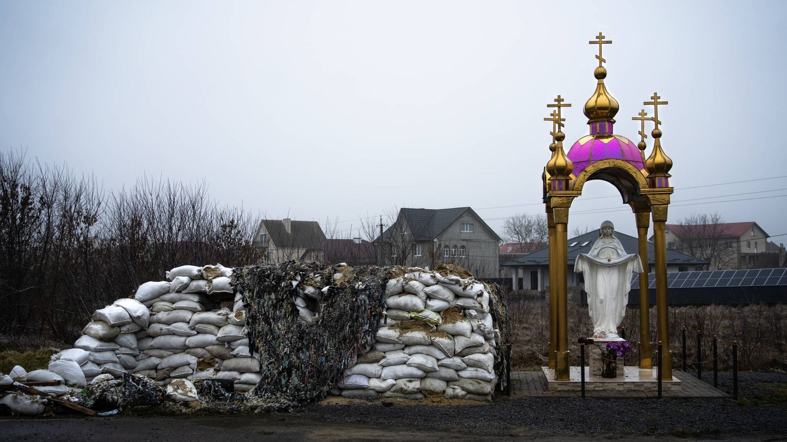 Posición ucraniana abandonada en un pueblo de los muchos que recorre esta vía en los 500 kilómetros que separan Kiev de Leópolis. (Fermín Torrano)