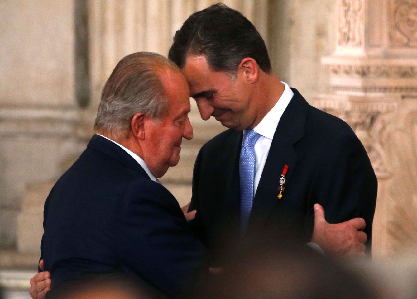 Juan Carlos I y Felipe VI en la ceremonia de abdicación del emérito. (Reuters)