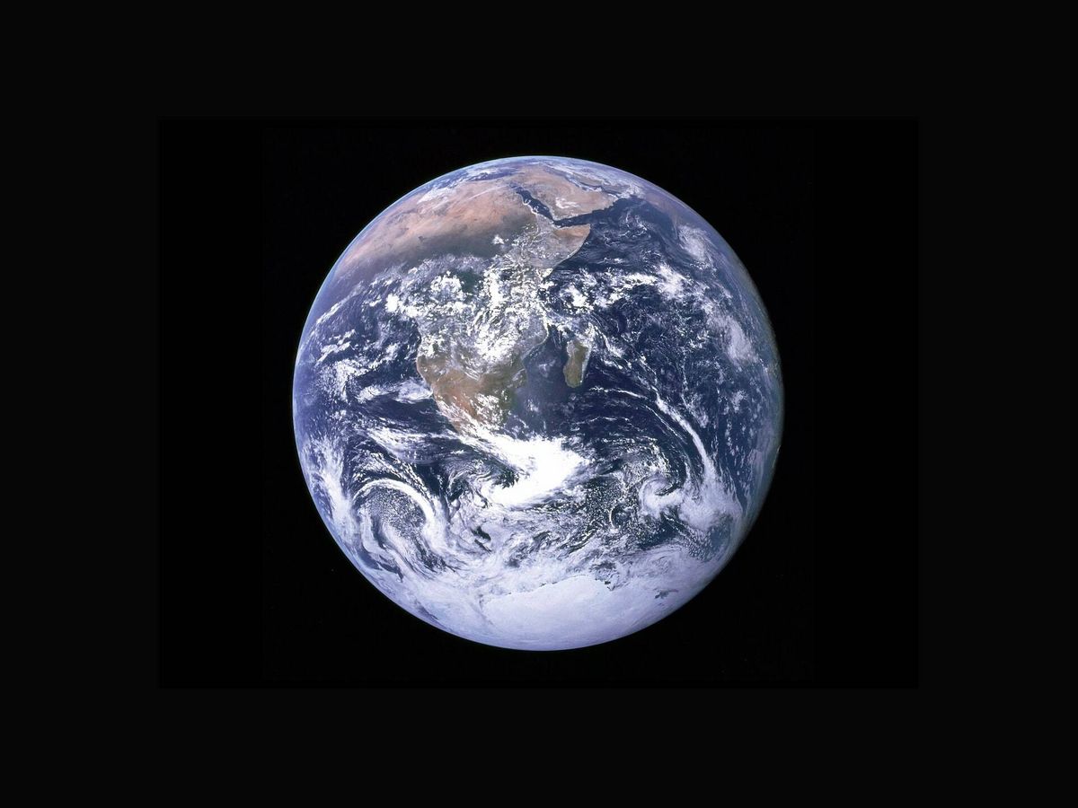 Foto: Nuestro planeta cumple rigurosamente cada 365 días una vuelta al Sol. (NASA para Unsplash)