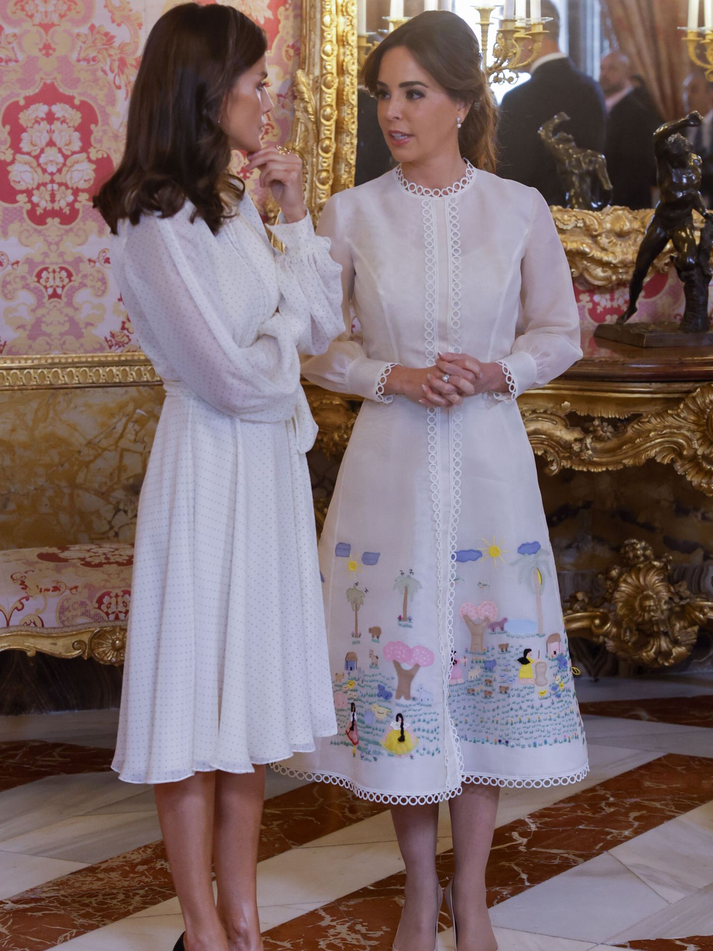 La reina Letizia conversa con la primera dama de Paraguay, Silvana López Moreira,  en el Palacio Real en Madrid. (EFE/Chema Moya)