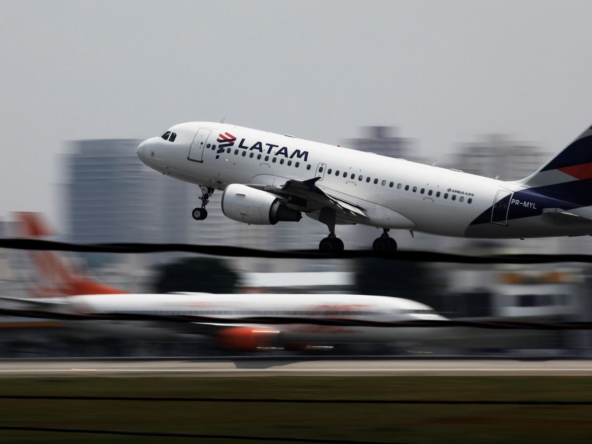 Foto: Un avión de LATAM Airlines. (Reuters/Nacho Doce)