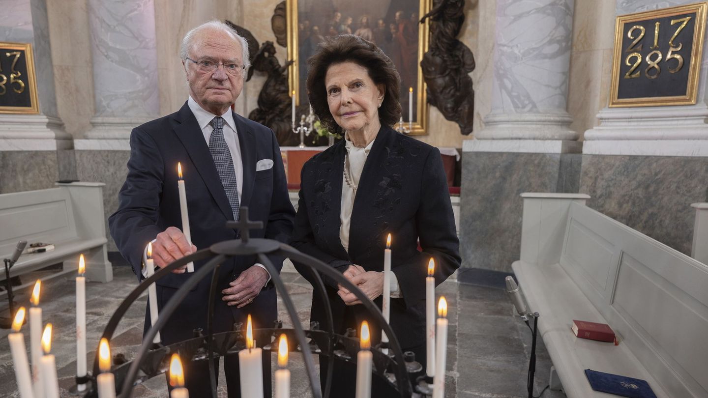 La reina Silvia, con la férula en el brazo derecho en la misa en recuerdo de las víctimas de covid-19. (EFE)
