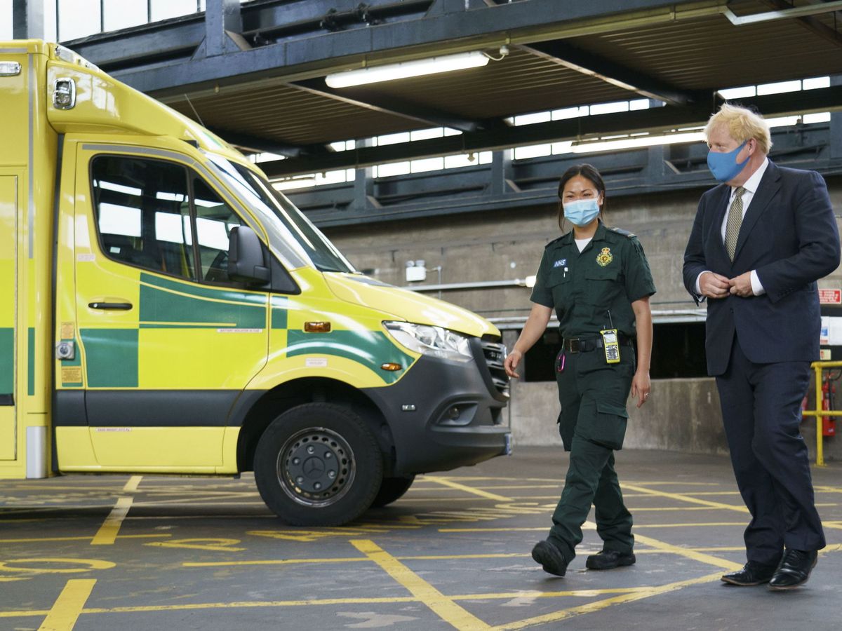 Foto: Boris Johnson, en una visita a los servicios de ambulancias de Londres. (EFE)
