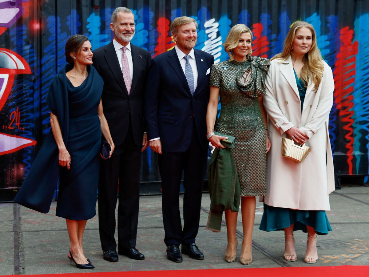 Foto: Los reyes de España, junto a los reyes de Países Bajos y la princesa heredera Amalia, en su despedida tras su viaje de Estado. (Reuters/Piroschka van de Wouw)
