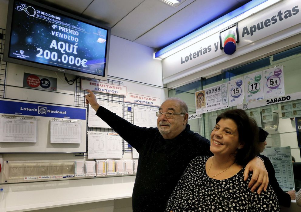 Foto: Los dueños de la administración de lotería ubicada en la planta baja de Hipercor de Campanar, en Valencia, muestra la pantalla que confirma la venta del cuarto premio de la loteria de Navidad (EFE)