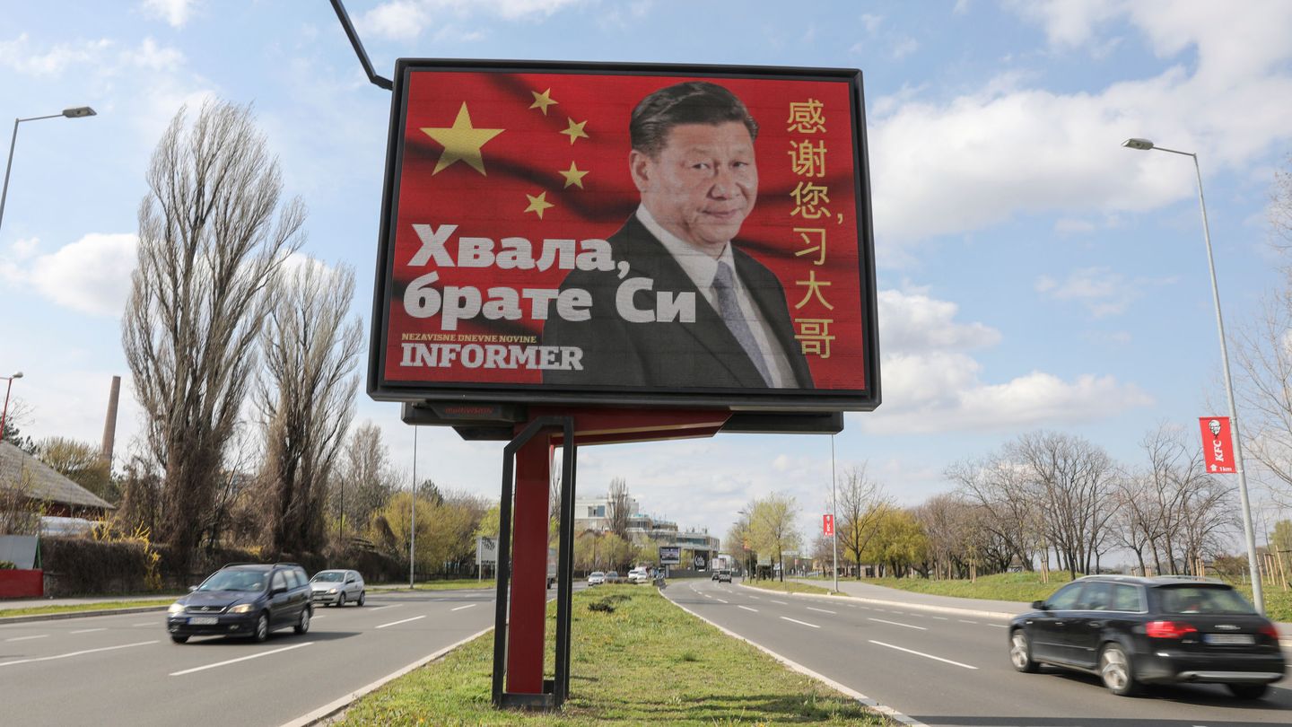 Un cartel de Xi Jinping, en Serbia. (Reuters)