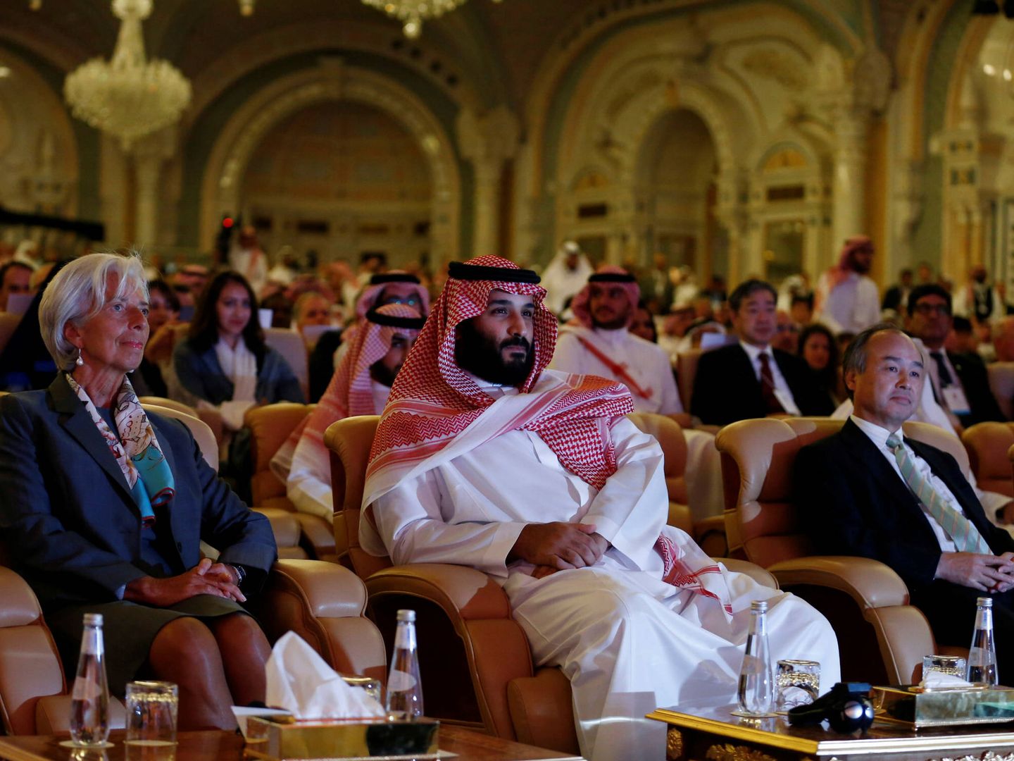 El príncipe heredero Mohammed Bin Salman junto a Christine Lagarde (FMI) durante una cumbre sobre inversión, en Riad. (Reuters) 