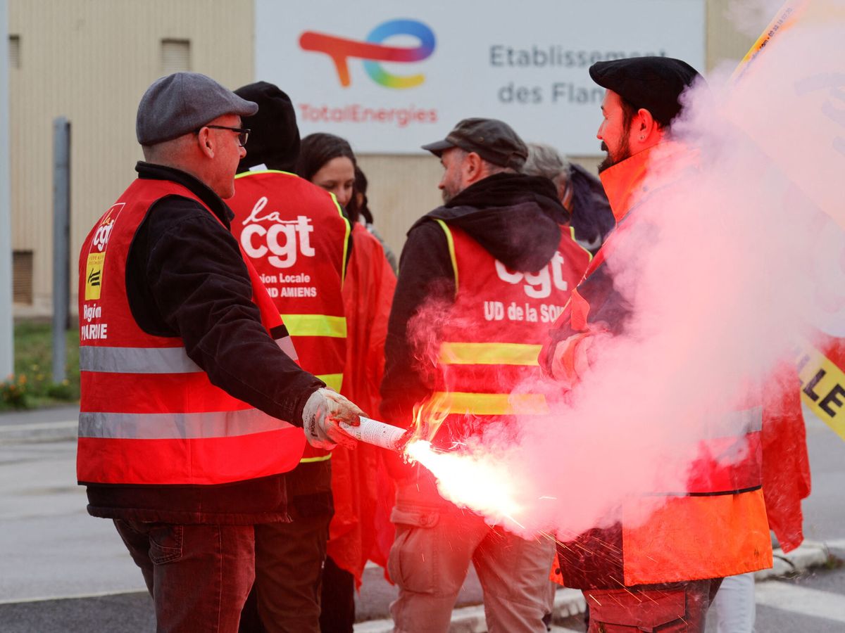 Foto: Trabajadores de TotalEnergies en huelga en una refinería cerca de Dunkerque, Francia. (Reuters/Pascal Rossignol)