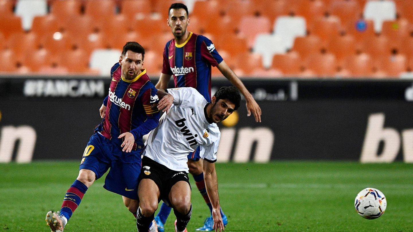 Messi y Guedes luchan por un balón dividido. (Reuters)
