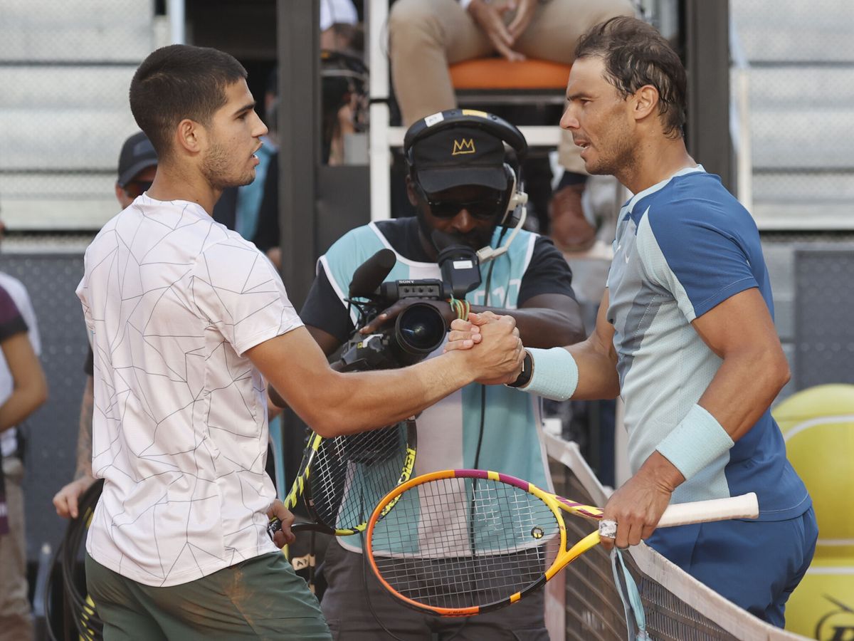 Foto: Alcaraz y Nadal, tras enfrentarse en Madrid. (EFE/Emilio Naranjo)