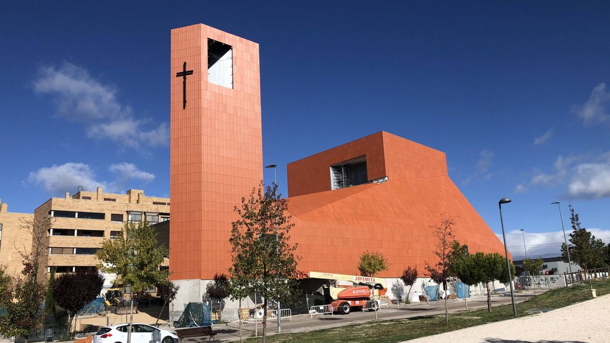 Los nuevos "turistas de Dios": las rompedoras iglesias de Madrid que atraen a fieles y arquitectos