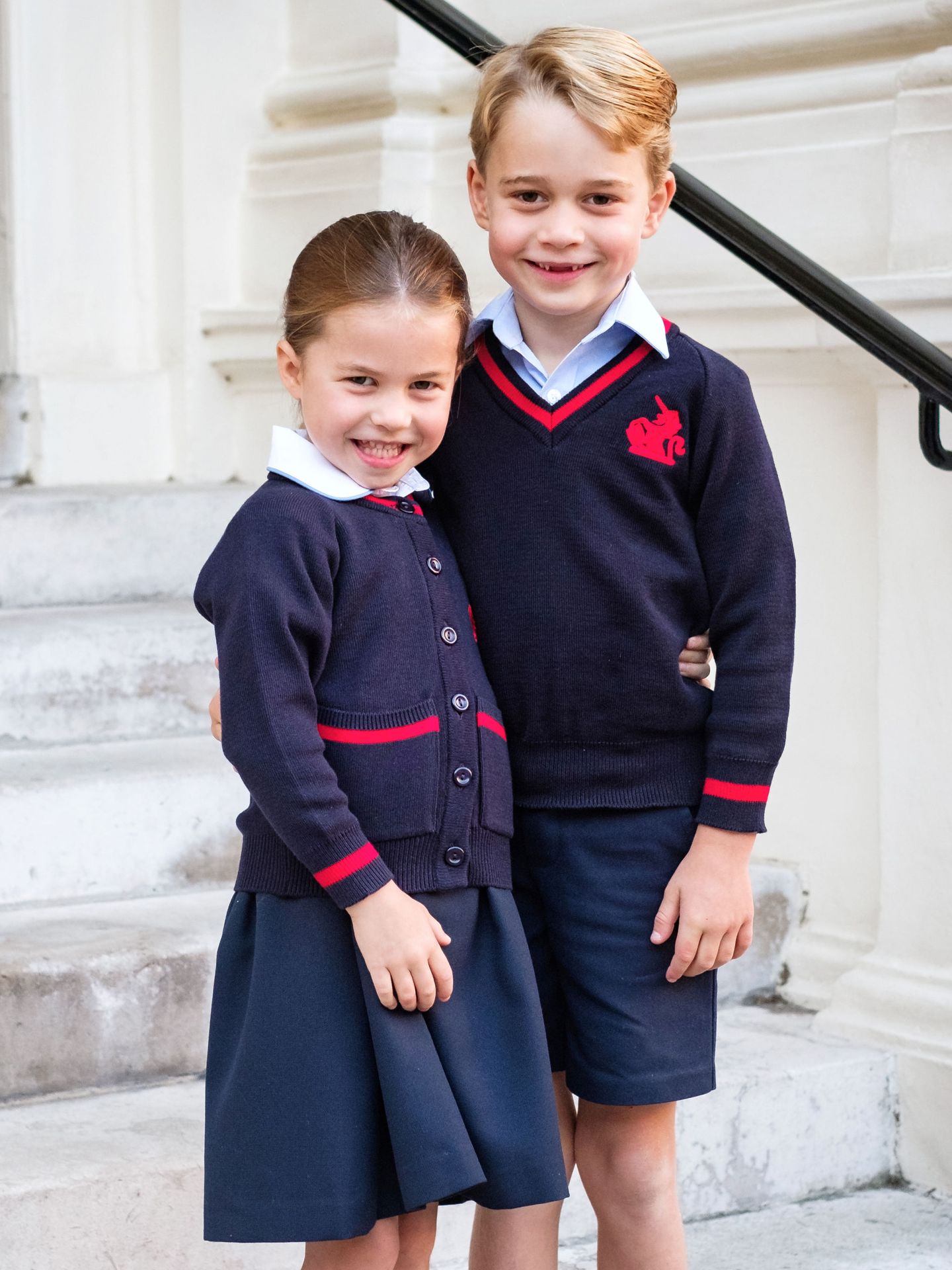 Charlotte y George de Cambridge, en su primer día de colegio. (Reuters)