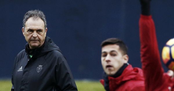 Foto: El técnico Joaquín Caparrós, en un entrenamiento del Osasuna. (EFE)