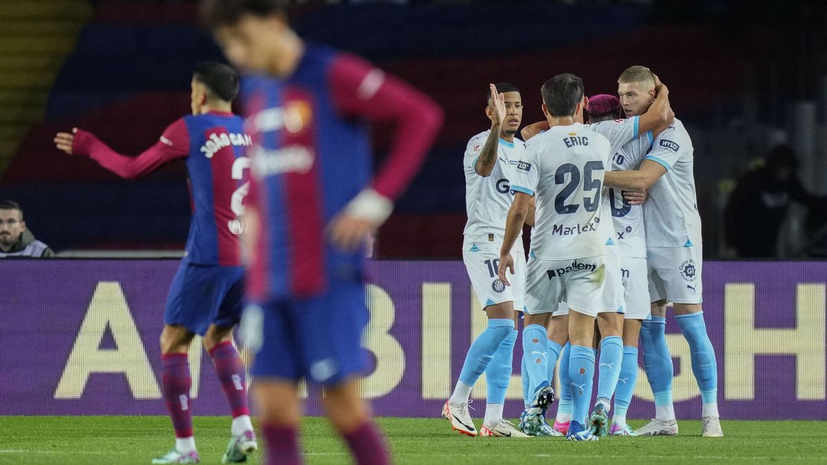 El Girona destruye al Barça en Montjuic para liderar LaLiga y Míchel noquea a Xavi (2-4)