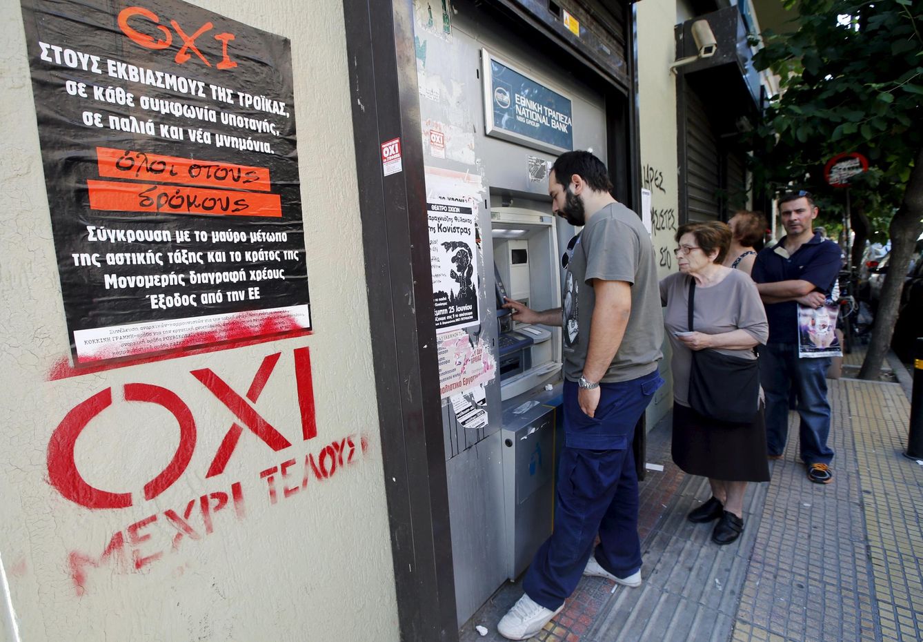 Foto: Carteles de propaganda para el referéndum junto a un cajero automático en Atenas, el 3 de julio de 2015 (Reuters).