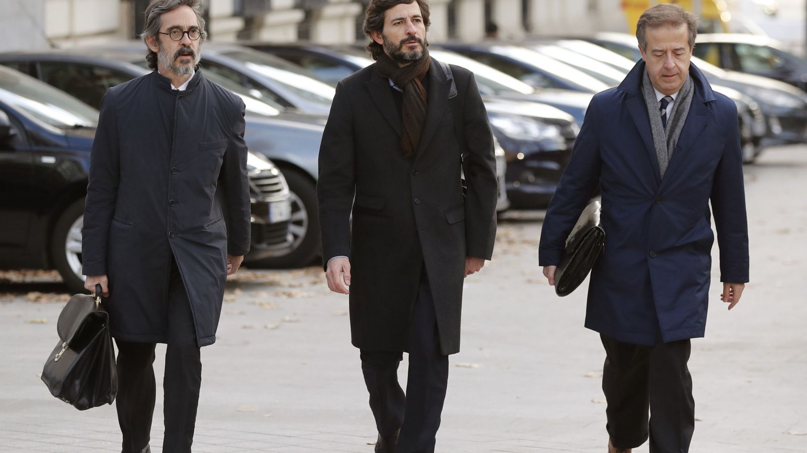 Foto: El menor de los hijos del expresidente de la Generalitad de Cataluña, Oleguer Pujol (C), acompañado de sus abogados (Efe).