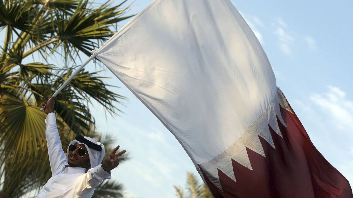 Un aficionado al fútbol ondea la bandera de Qatar después de ser elegido como país anfitrión del mundial. (EFE/Mohamed Faraga)