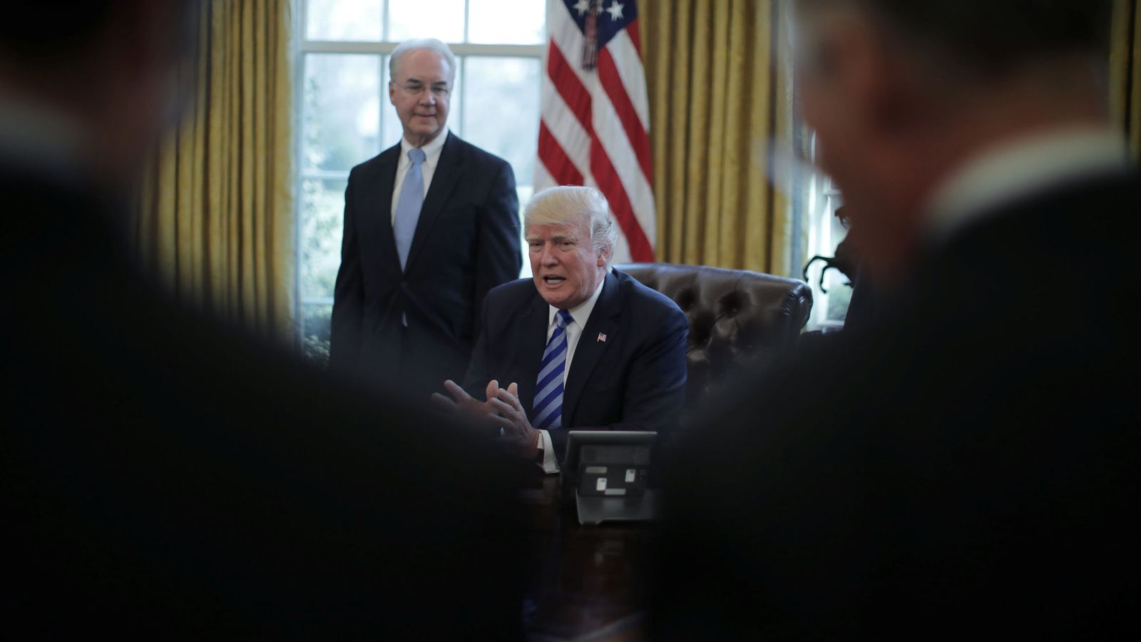Foto: El presidente Trump habla con periodistas en el Despacho Oval tras la retirada de su propuesta sanitaria. (Reuters).