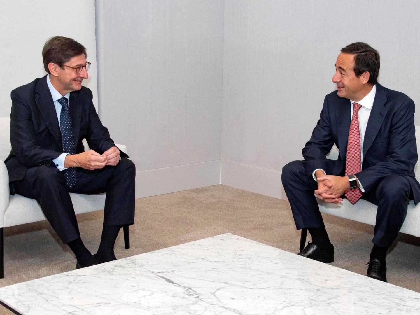 El presidente de Bankia, José Ignacio Goirigolzarri (i), y el CEO de CaixaBank, Gonzalo Gortázar (d). (EFE)