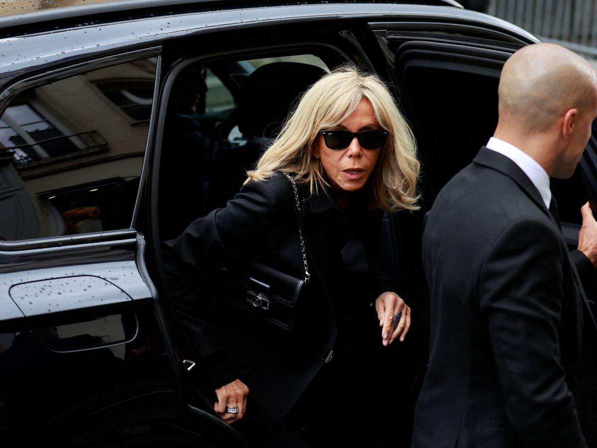 Foto: Brigitte Macron llega al funeral de Estado por Jane Birkin. (Reuters)