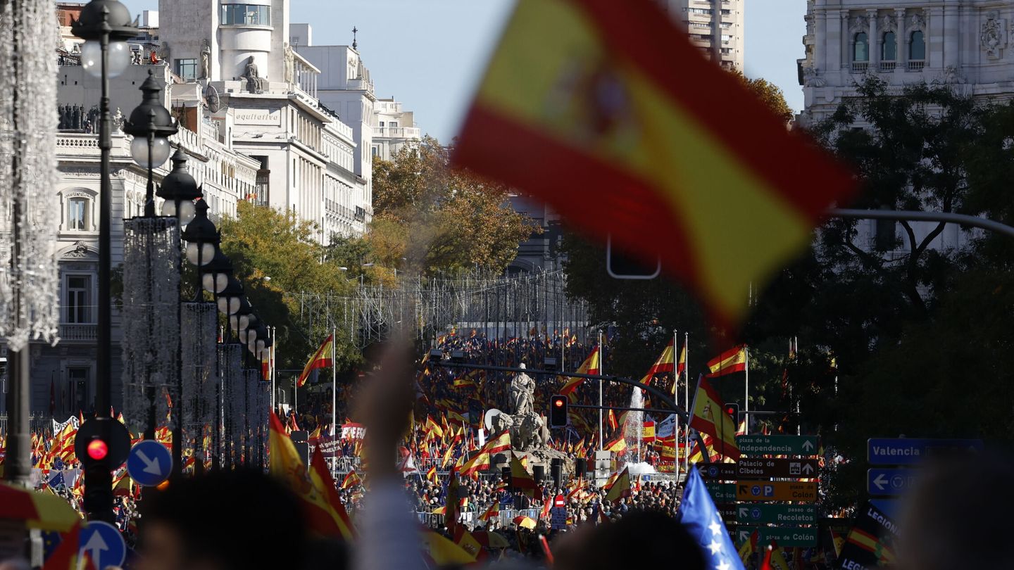 MADRID (ESPAÑA), 18 11 2023.- Miles de personas acuden a la manifestación convocada este sábado por un centenar de organizaciones de la sociedad civil contra la amnistía; bajo el lema 