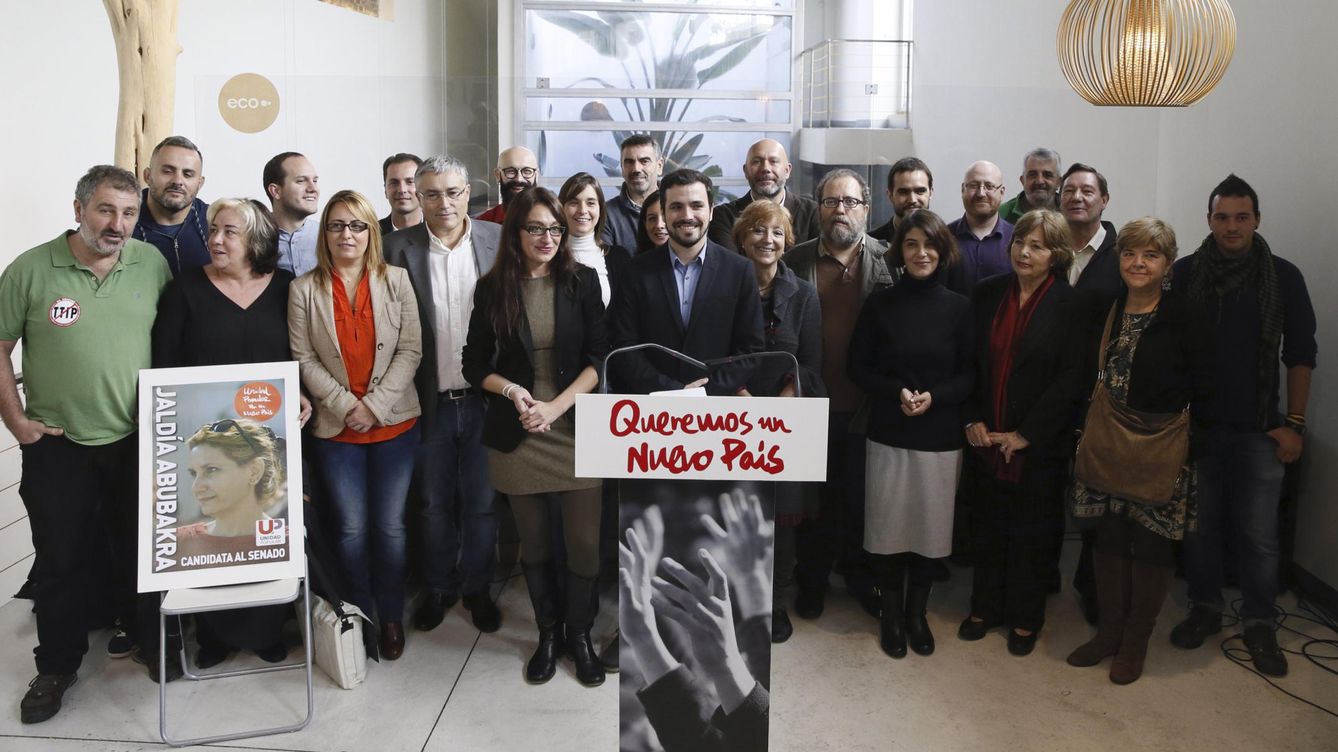 Foto: Alberto Garzón, rodeado de candidatos de Unidad Popular, este 6 de noviembre en el espacio Ecooo de Madrid. (EFE)