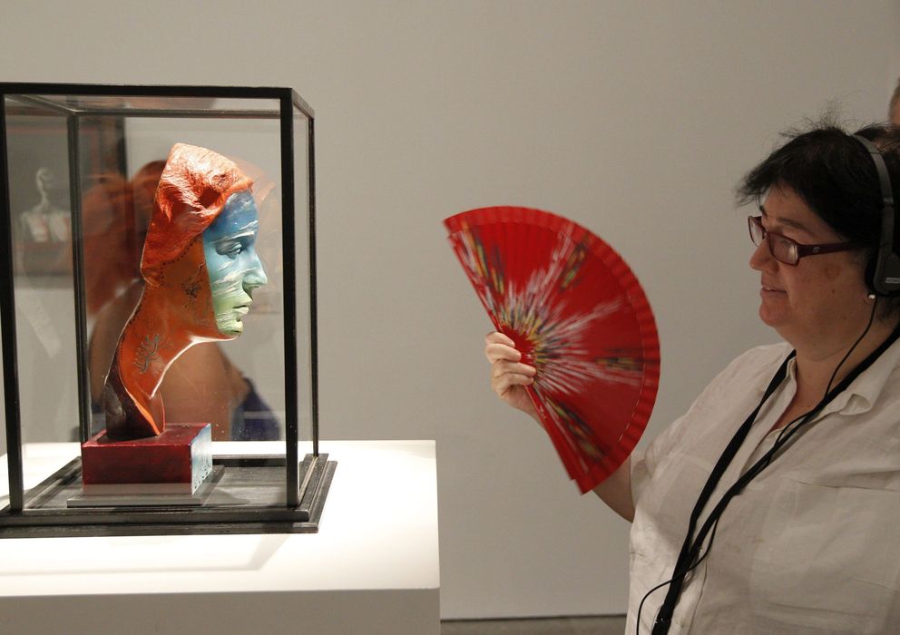 Foto: Una visitante durante la exposición de Salvador Dalí. (Efe)