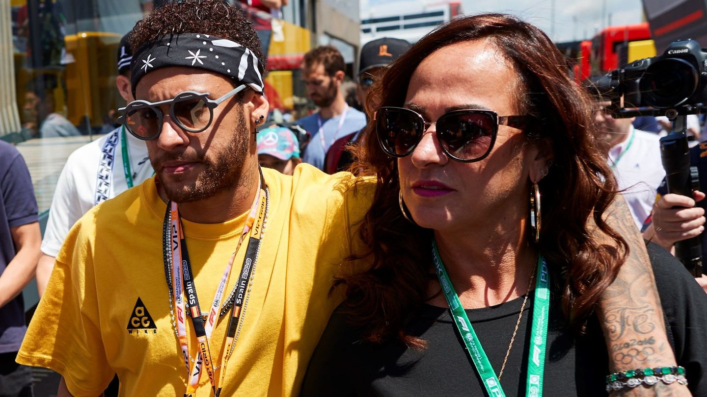Neymar acompañado de su madre Nadine. EFE
